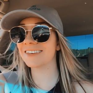 Meet your Posher, Holly